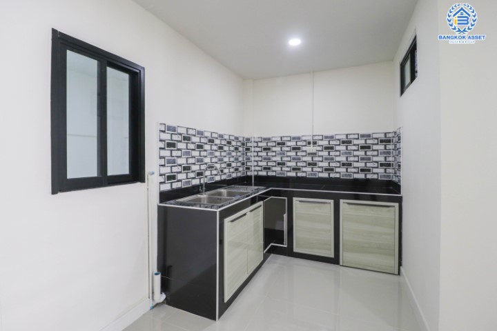 *****ทาวน์เฮ้าส์มือสองนนทบุรี ราคาพิเศษ! ม.เพชรเกษร ติวานนท์45 บ้านสวย พร้อมอยู่ เนื้อที่ 19 ตร.ว. ฟังก์ชั่น 2 ห้องนอน 2 ห้องน้ำ ต่อเติมครัว+โรงรถ มีเคาน์เตอร์ครัว บนทำเลดีที่สุด! เดินทางสะดวก ใกล้เซ็นทรัลรัตนาธิเบศร์ , เอสพลานาด แคราย และรถไฟฟ้าสายสีชมพู สถานีสามัคคี!